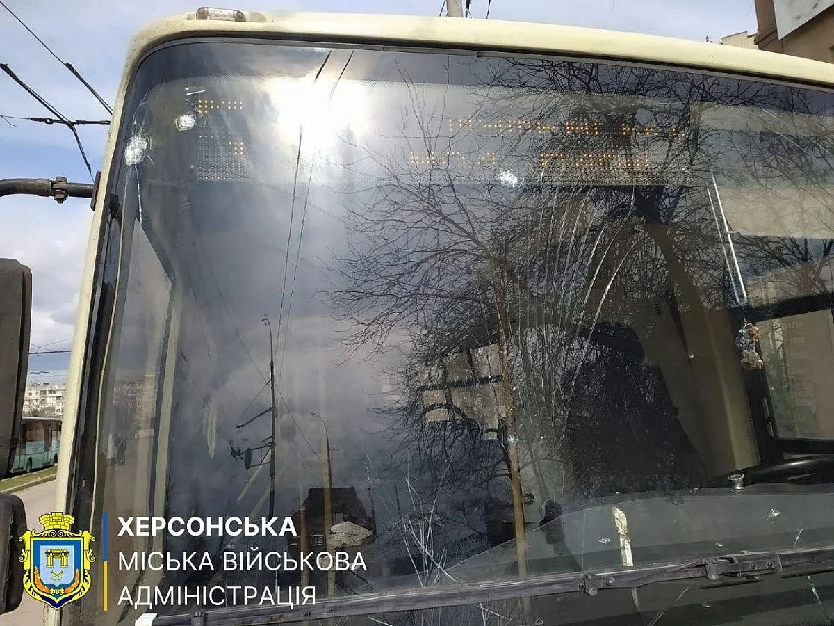 У Херсоні під удар російського дрона потрапив маршрутний автобус