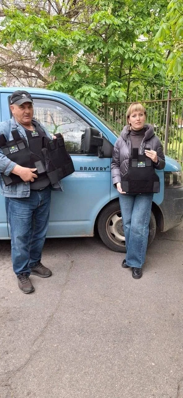 Берлін побачить докази війни: херсонські діти передали волонтерам особливі обереги