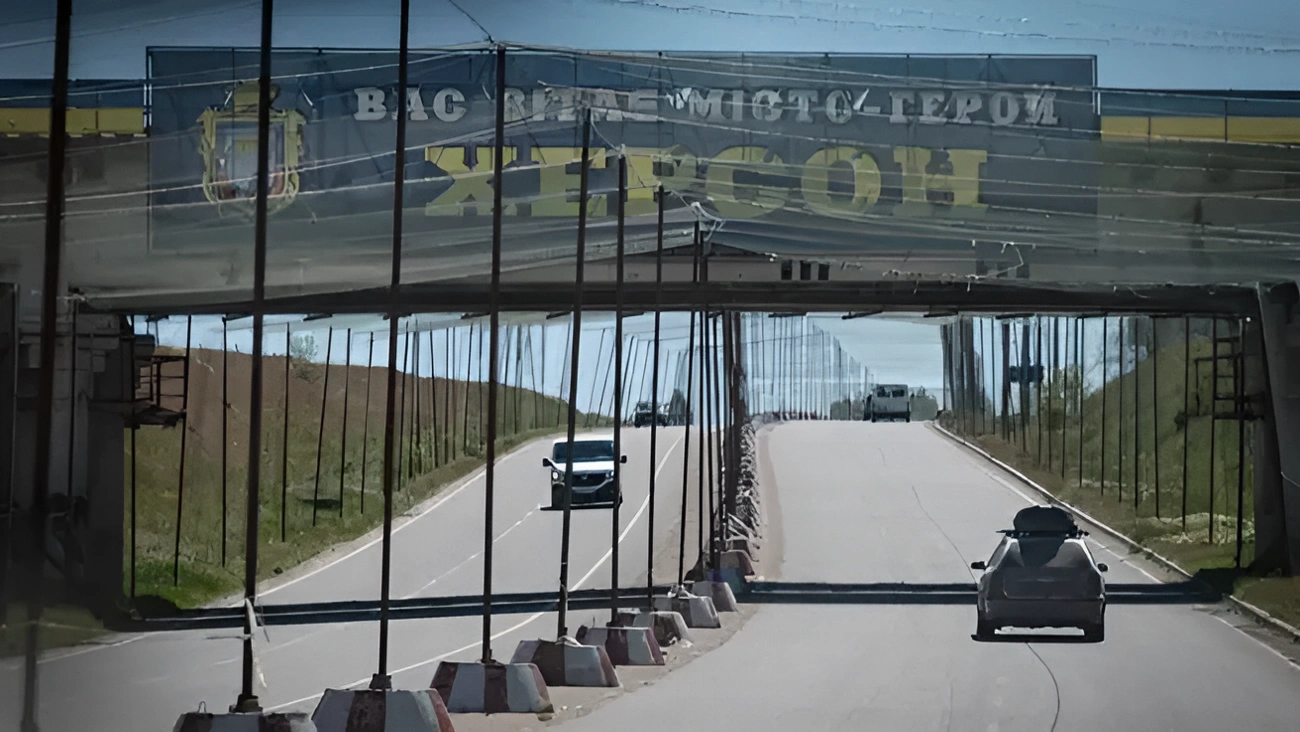 Полювання на цивільних: ворожий дрон атакував чиновника та містянина в Херсоні