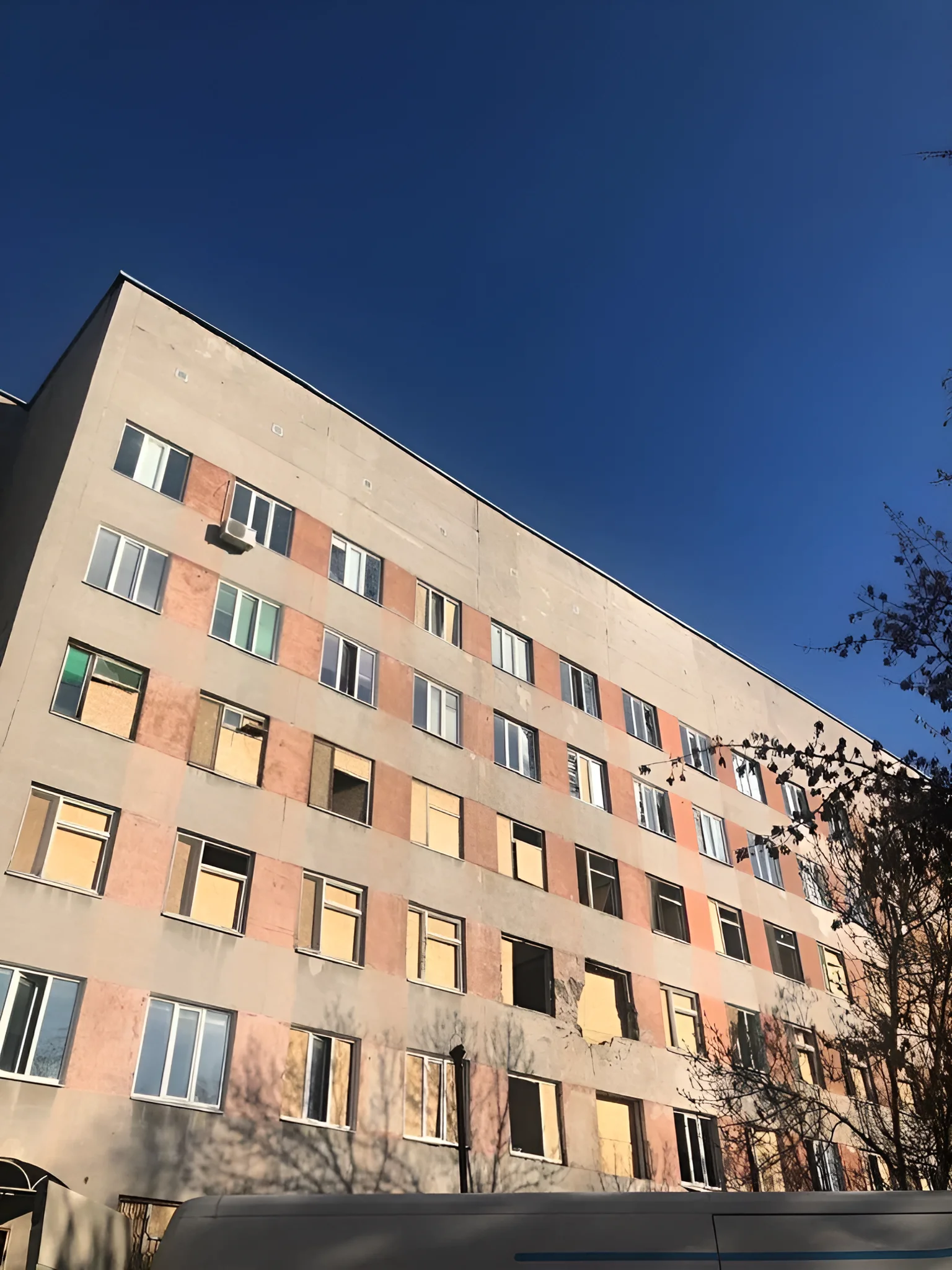 Обстріл лікарні у Херсоні: люди врятувалися завдяки укриттю